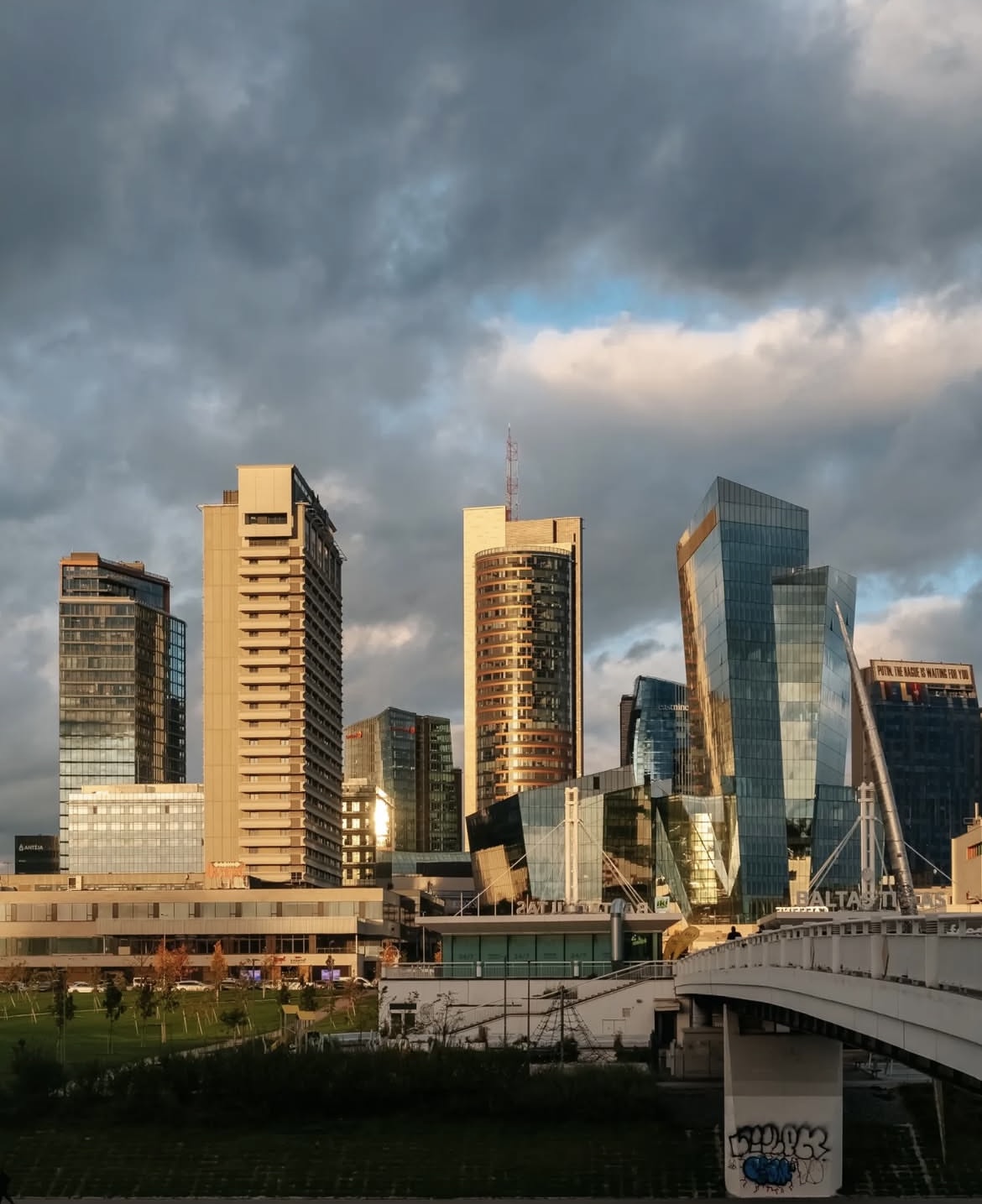 Baltasis tiltas Vilnius and skyscrapers