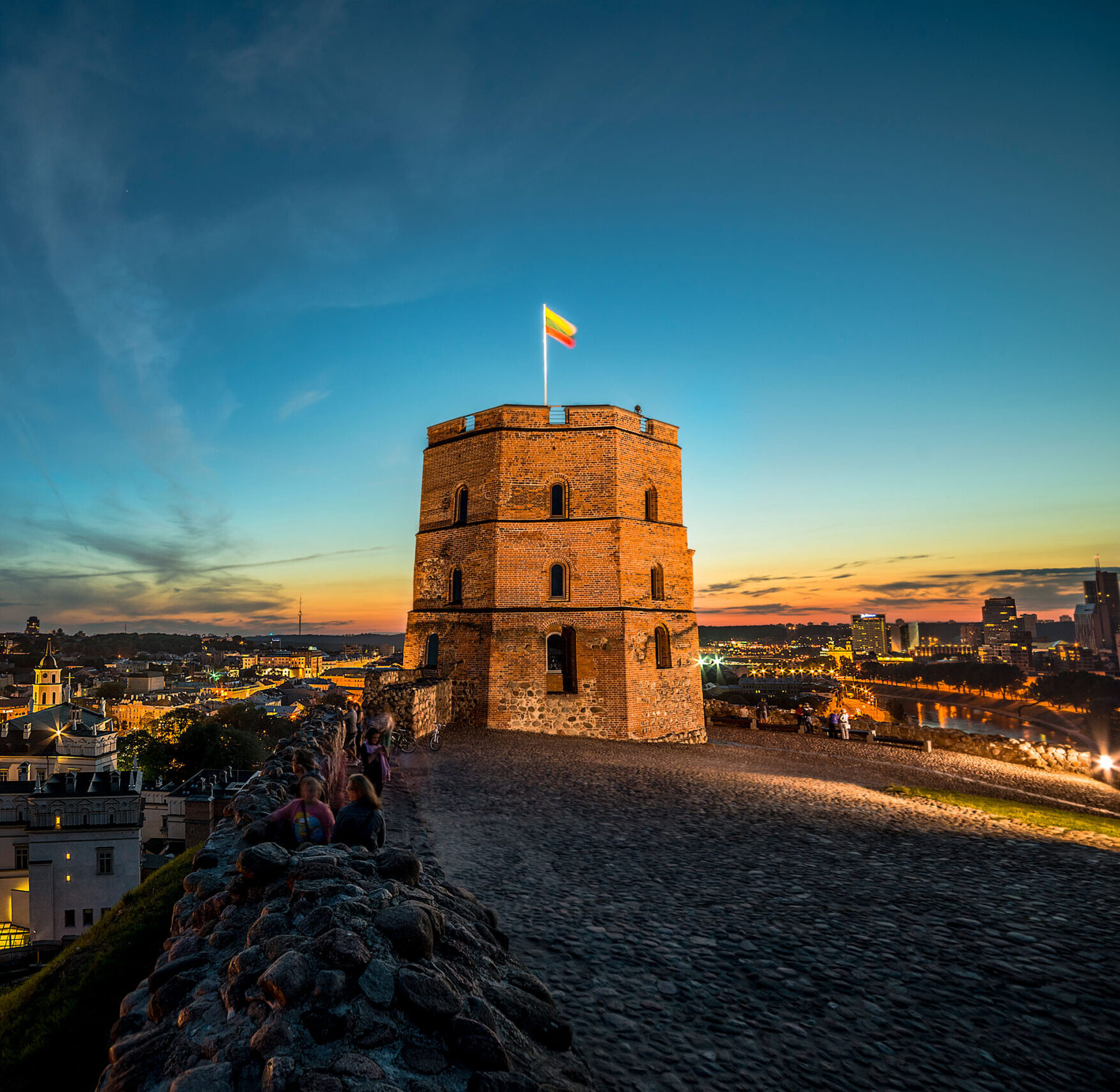 vilnius gediminas castle panorama night